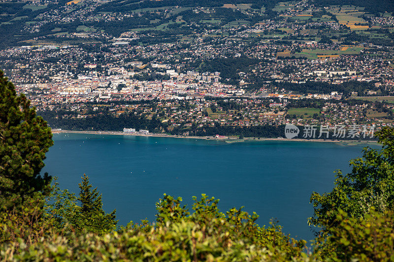 高视角的著名的法国城市艾克斯les Bains在布尔热湖的边缘在萨伏伊在阿尔卑斯山脉中部